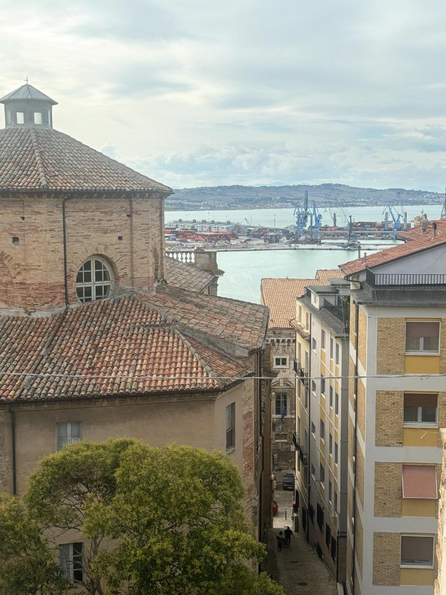 Domus Mirabilis Homestay Ancona Buitenkant foto